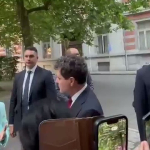 Video Nicușor Dan, luat la întrebări de un grup de români, la Bruxelles. Ce voiau să știe și cum a reacționat președintele