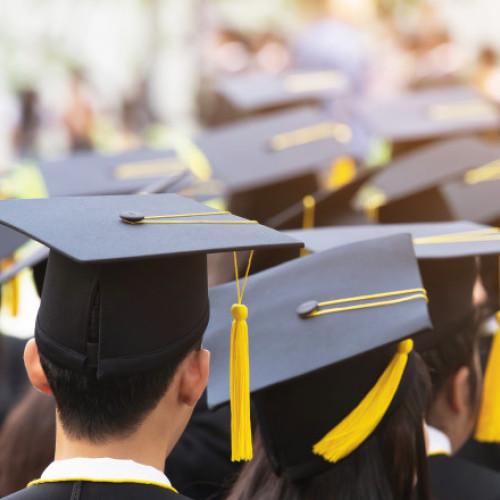 Studenții ies azi în stradă pentru că guvernul vrea să le scadă bursele