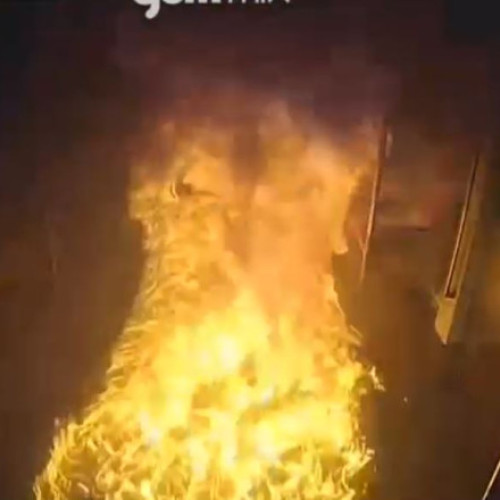 VIDEO Momentul în care un bărbat toarnă benzină și dă foc unui vagon de metrou plin de călători, în Seul