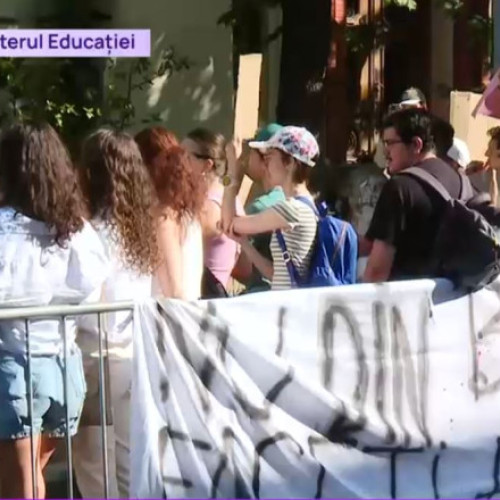 VIDEO A doua zi de proteste față de tăierile de burse: Elevii ies în stradă alături de studenți, nemulțumiți de noile măsuri