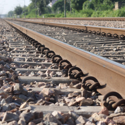 Circulație feroviară întreruptă din cauza unei furtuni în județul Mehedinți. Cinci trenuri au oprit, copaci căzuți pe calea ferată