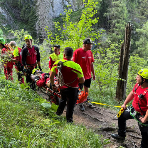 Opt persoane, salvate de pe munte de salvamontiști. O persoană a fost găsită decedată