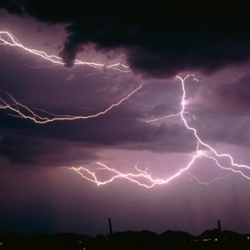 Tânăr din Gorj, electrocutat în timpul unei furtuni. Cânta la o vioară electrică