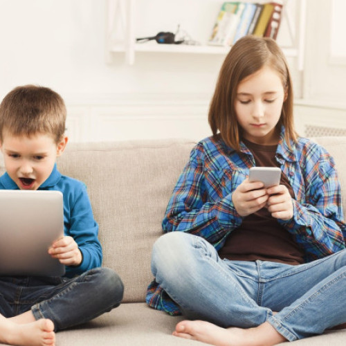 Care este impactul internetului asupra copiilor. Poliția arată că 1 din 6 elevi consideră importantă realizarea provocărilor online