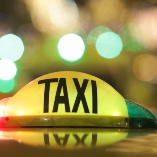 Taximetrist reținut după ce i-ar fi cerut unui turist nigerian de 90 de ani aproape 400 € pentru o cursă până la hotel