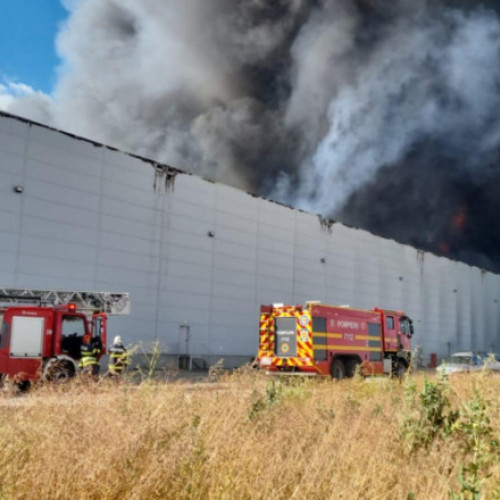 Foto Incendiu la o hală din incinta unui parc logistic situat la km 23 al Autostrăzii A1. Pompierii intervin cu 14 autospeciale
