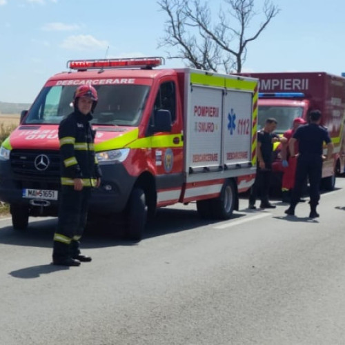 Video&Foto Accident între două microbuze şi un autoturism în Bihor. Cinci persoane, transportate la spital