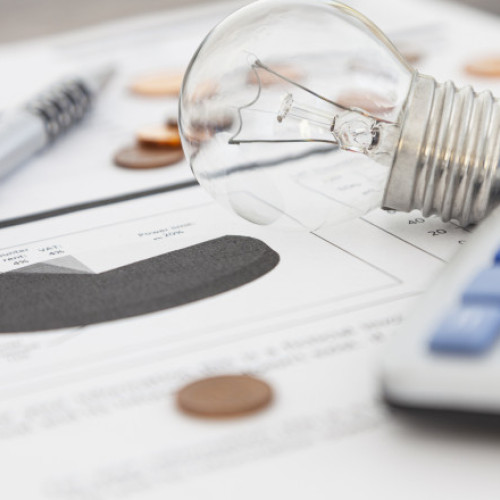 Video Plafonarea la energia electrică expiră de astăzi. Cu cât vor crește facturile la curent. „Greu de redus consumul”