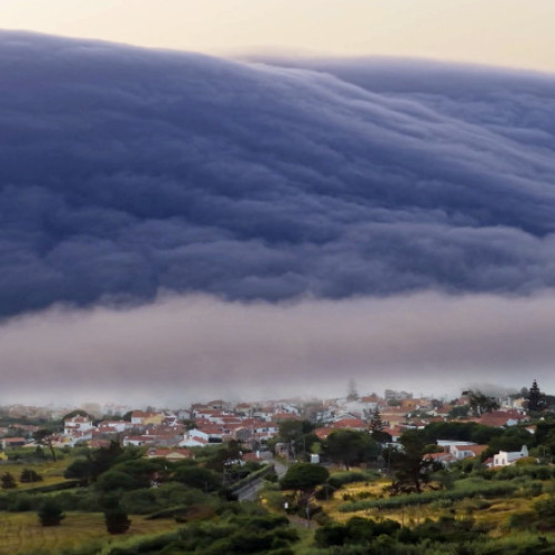 Video&Foto Fenomen meteo spectaculos înregistrat duminică în Portugalia. „Arăta ca un tsunami”