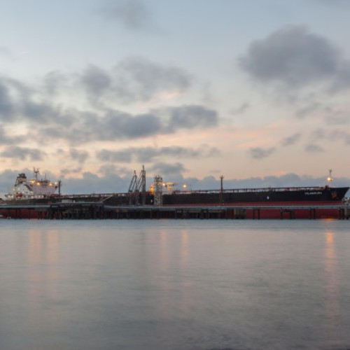 Explozie misterioasă la un petrolier ce transporta 1 milion de barili de petrol. Nava a avut o escală într-un port rusesc