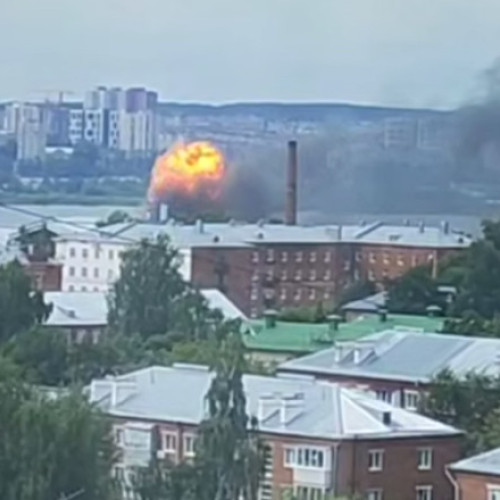 Video Momentul în care dronele ucrainene lovesc fabrica rusă de apărare aeriană din Ijevsk. Explozii, incendii, „decese și răniți”