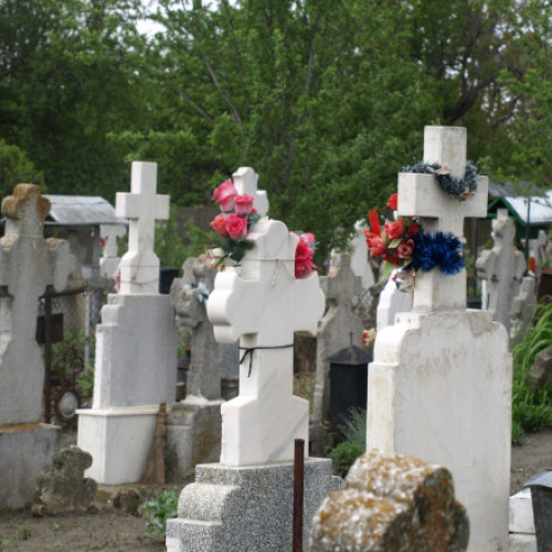Fraudă de peste 1,3 milioane de lei cu monumente funerare, la Iași