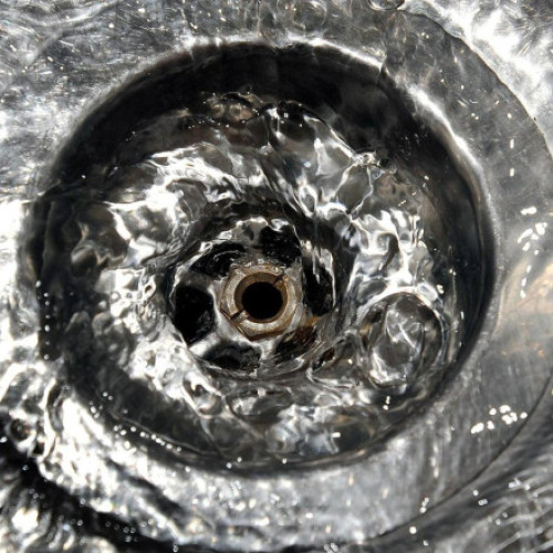 O regiune din Franța a interzis apa de la robinet. „Mi se pare înfricoșător. Chiar dacă nu mai bem apă, tot vom fi expuși”