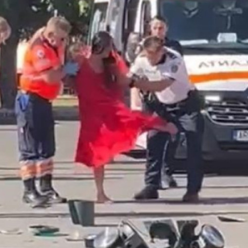 Video O şoferiţă beată a produs un accident în care o altă femeie şi doi copii au fost răniţi. A fost încătuşată după ce a făcut scandal