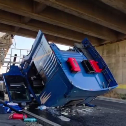 VIDEO. Accident pe DN22: Bena unui camion s-a ridicat în mers și a lovit un pod. Șoferul a rămas încarcerat