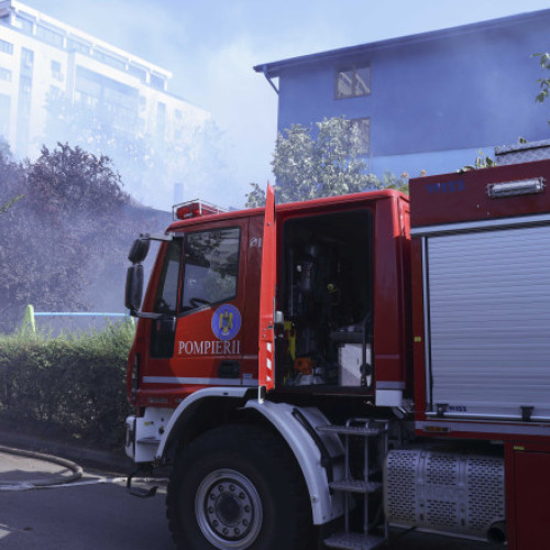 Incendiu la o locuință din sectorul 5 al Capitalei. Două persoane au ajuns la spital cu arsuri
