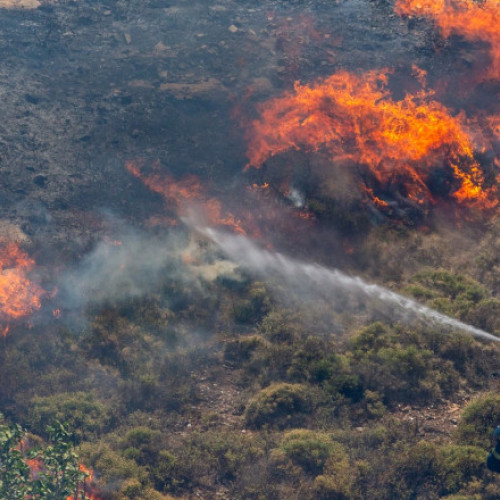 Video Incendii puternice în Halkidiki și Creta, unde se află mii de români. Vacanțe distruse, turiști evacuați de urgență