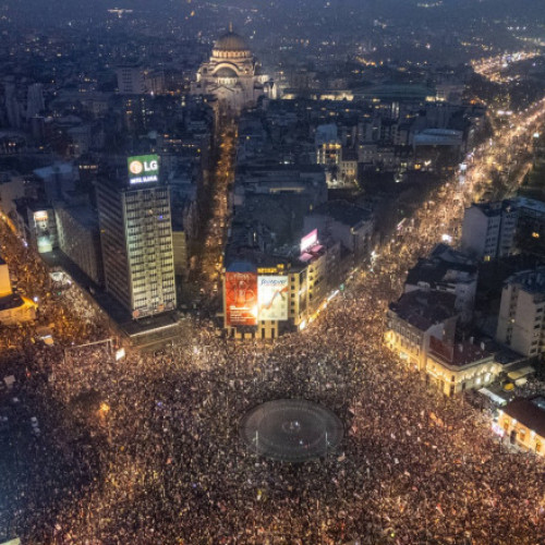 Video Culisele unor manifestații cu zeci de mii de oameni. Blocajele rutiere înlocuiesc mitingurile în Serbia, protestatarii cer noi alegeri