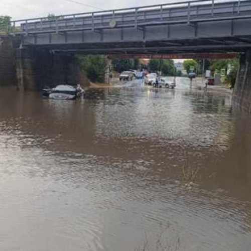 Străzi inundate și circulație blocată în Făgăraș. Un copac s-a prăbușit peste o mașină aflată în mers