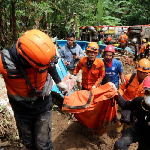 Video Alunecările de teren fac ravagii în Indonezia. Trei morţi şi opt răniţi în provincia Java de Vest