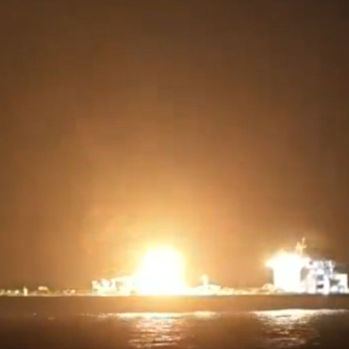 Video Explozie puternică în Marea Roșie. Navă atacată cu focuri de armă, grenade și drone. Echipajul a abandonat vasul cuprins de flăcări