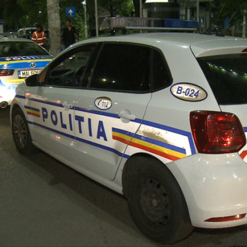 Un șofer a aruncat din mașină o armă și cartușe ascunse în trusa medicală, în timp ce era urmărit de polițiști. Bărbatul a fost reținut