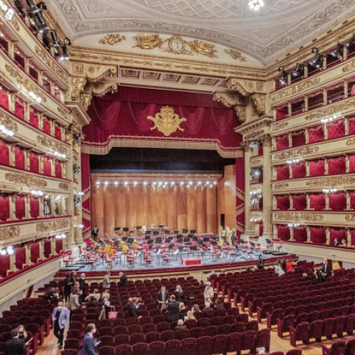 Cod vestimentar la Scala din Milano: „Pantalonii scurţi şi şlapii nu sunt permişi”. Fotografierea spectacolelor este și ea interzisă