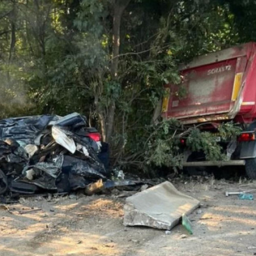 Video Momentul în care o basculantă rupe parapetul și intră pe contrasens zdrobind un autoturism, pe centura Capitalei