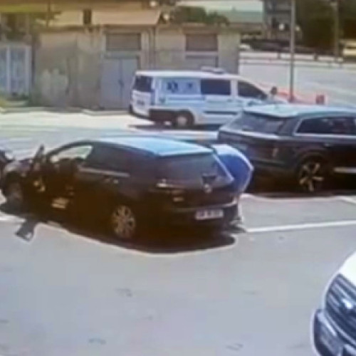 Video Alertă în judeţul Bacău, după ce doi bărbaţi au încercat să bage o femeie cu forţa într-un autoturism