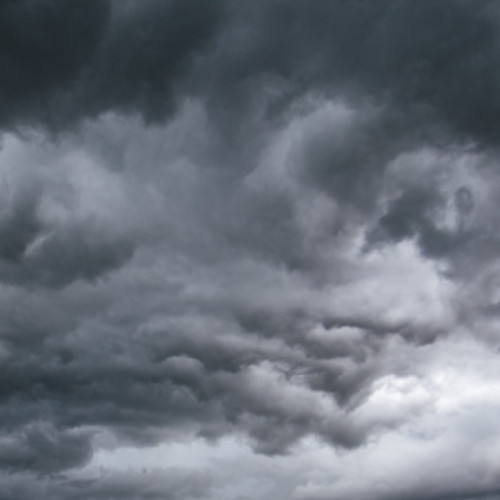 Video Cod roșu de furtuni în vestul României. Avertismentul șefului DSU, Raed Arafat. Copil lovit de un acoperiș luat de vânt în Timiș