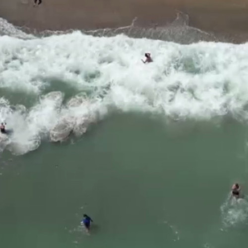 Video Mai mulți adolescenți, aproape să se înece pe litoral. Un băiat de 16 ani a fost salvat după ce au intervenit șase salvamari