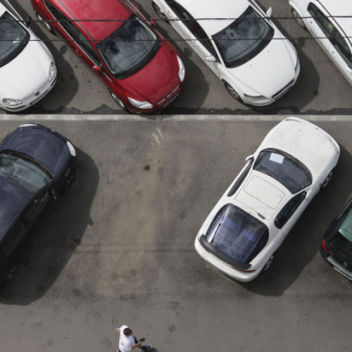 Administrația locală, surprinsă: Un pensionar a plătit 22.000 de lei cash pentru un loc de parcare, deși nu toate erau ocupate