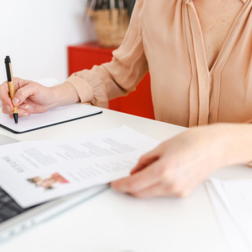 Sprijin financiar și cursuri de formare profesională pentru absolvenții de liceu. Cine este eligibil și ce condiții trebuie îndeplinite