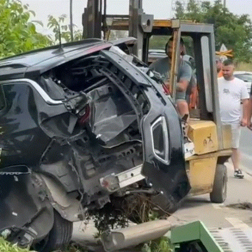 VIDEO O mașină a fost lovită de tren, în Buzău. Șoferul a fost dus la spital