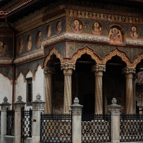 Video O ucraineancă a fost reținută după ce a fost filmată în timp ce fura dintr-o biserică din București