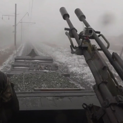 Video Rusia reînvie strategia trenurilor blindate și aruncă în luptă o garnitură construită din piese furate de la căile ferate ucrainene