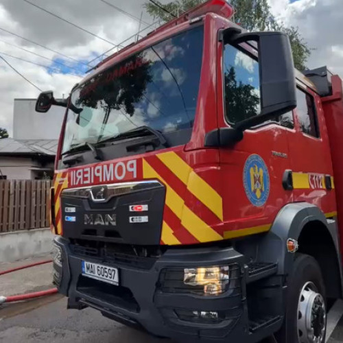 Incendiu la mai multe locuințe din Sectorul 1 al Capitalei. Pompierii avertizează că focul s-ar putea extinde la clădirile învecinate