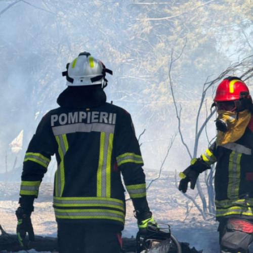 Video&Foto Pompierii români trimiși în Franţa acţionează cu toate mijloacele tehnice pentru stingerea unui incendiu