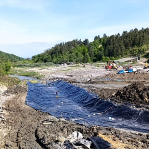 Nouă motopompe acţionează în zona Praid, pentru ca apa să nu ajungă la şantierul de deviere a pârâului Corund