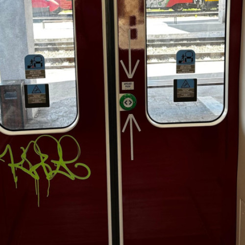 Primul tren electric nou din România, vandalizat. Ministerul Transporturilor: „Confortul depinde și de gradul de civilizație”