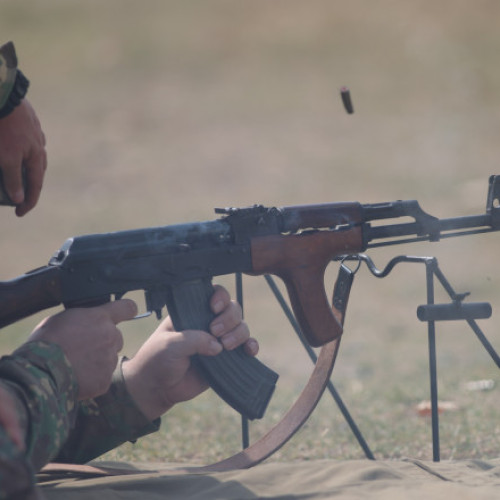„Tehnologii învechite, calitate slabă”: Armata română renunță la Kalașnikov și anunță un program de înzestrare cu arme de tip NATO