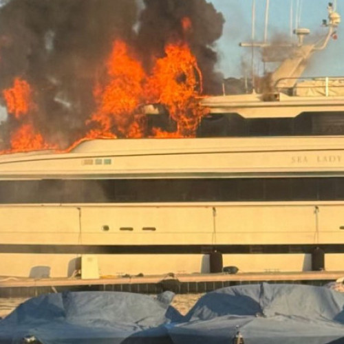 Un iaht de lux a luat foc joi seara în portul Saint-Tropez. Cu cât se închiria acesta