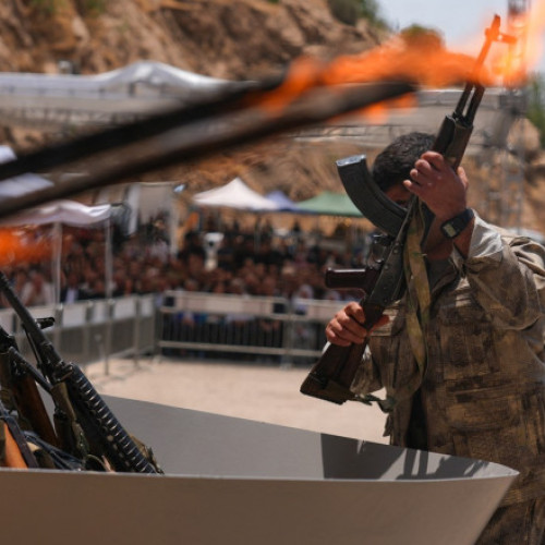 Galerie Foto Combatanții kurzi ai PKK au început dezarmarea și au dat foc armelor într-o ceremonie „istorică şi democratică”