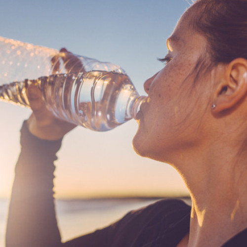 Cantitatea de apă necesară pe timp de caniculă, în funcție de greutatea corporală. Riscurile consumului excesiv de lichide