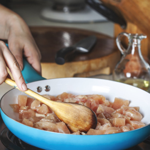 Video „Voi cumpăra mai puțină”. Cea mai ieftină carne din magazine se tot scumpește. Cu cât a crescut prețul la carnea de pui în ultimul an