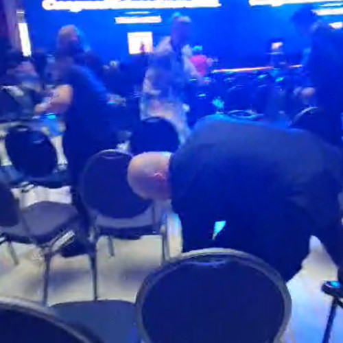 Video Ilie Bolojan s-a implicat în curățarea sălii unde a avut loc Congresul PNL