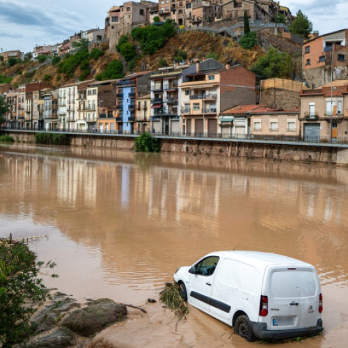 Video Două persoane sunt date dispărute în urma ploilor torențiale din Catalonia. Circulația feroviară a fost perturbată
