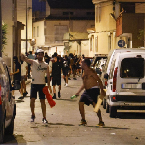 Video Violențe anti-imigranți într-un oraș din Spania. Zeci de tineri ultrași au ieșit în stradă. Localitatea e în stare de alertă