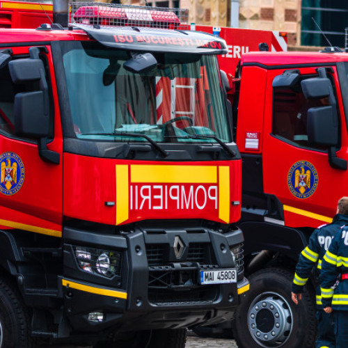 Opt maşini cuprinse de flăcări într-o parcare din Sectorul 3 al Capitalei. Ce a provocat incendiul