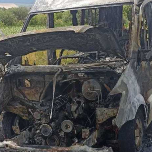 Un microbuz cu pasageri a luat foc în mers, pe DN 29D, în Botoșani. Autoturismul a ars în totalitate